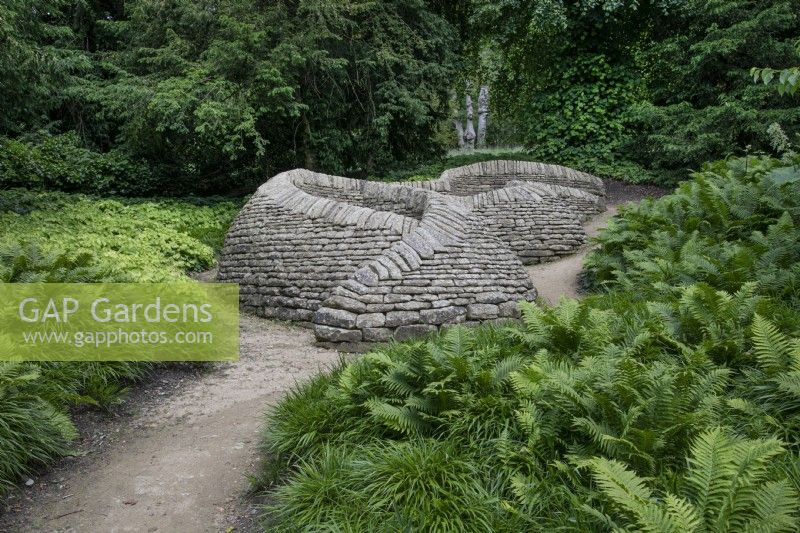 Mur de pierres sèches à Arcadia à Chatsworth conçu par Robert Clough - Juin