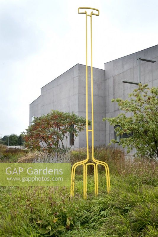Fourche de jardin jaune géant sculpture par Sir Michael Craig-Martin.jardin conçu par Tom Stuart Smith.
