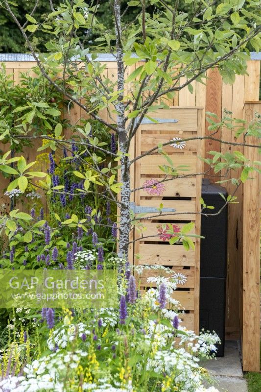 Wheelie bin zone de stockage avec fleur au pochoir - Knolling avec Daisies, RHS Hampton Court Palace Garden Festival 2022