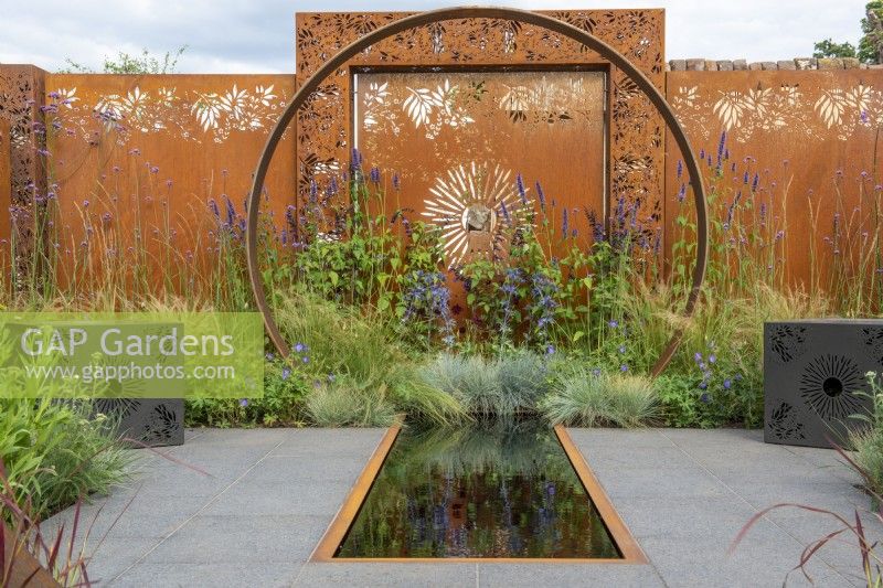 Moongate en acier Corten par Simon Probyn - Sunburst Garden, RHS Hampton Court Palace Garden Festival 2022