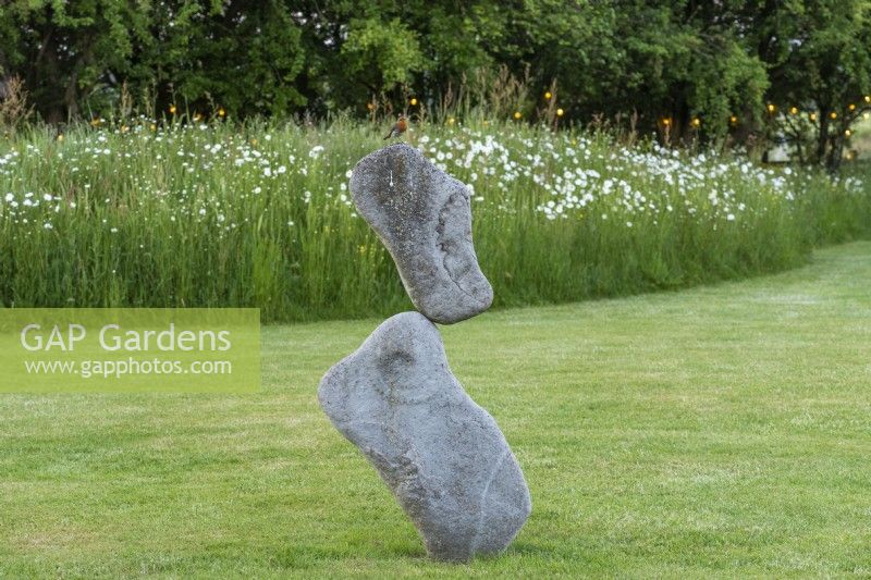 Une sculpture en équilibre de pierre d'Adrian Gray.