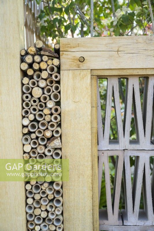 Hôtel à insectes construit en clôture dans le jardin de la cuillère en bois au RHS Hampton Court Palace Garden Festival 2022 - conception : - Toni Bowater et Lucy Welsh