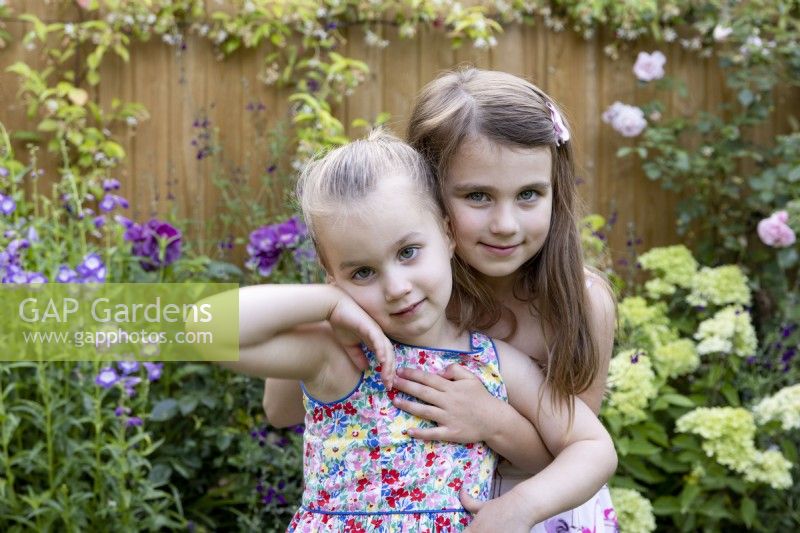 Deux jeunes filles jouant dans un jardin