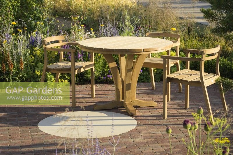 Coin salon avec table et chaises en bois et jardin Joy club - RHS Hampton Court Palace Garden Festival 2022