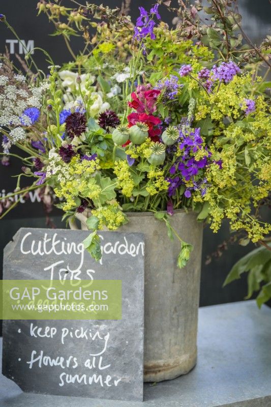 Fleurs de jardin de cottage dans un vase avec tableau mémo avec informations sur les emplois de jardin de coupe au RHS Hampton Court Palace Garden Festival 2022