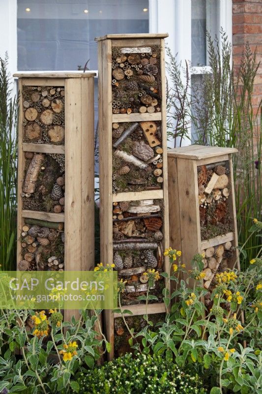 Hôtels à insectes à plusieurs niveaux fabriqués à partir de matériaux recyclés dans le jardin 'Living in Sync' au BBC Gardener's World Live 2017 - juin