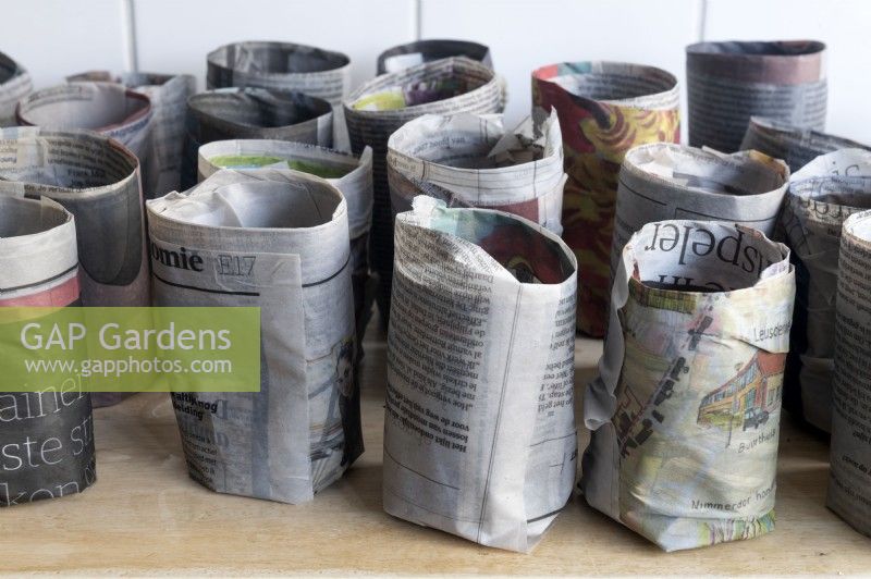 Faire des pots de plantation pour les semis à partir de vieux journaux. Une fois les moules de pots créés, le papier est humidifié pour faire adhérer le moule, puis les pots sont laissés à sécher.