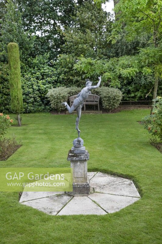 Statue d'Eros au Burrows Gardens, Derbyshire, en août