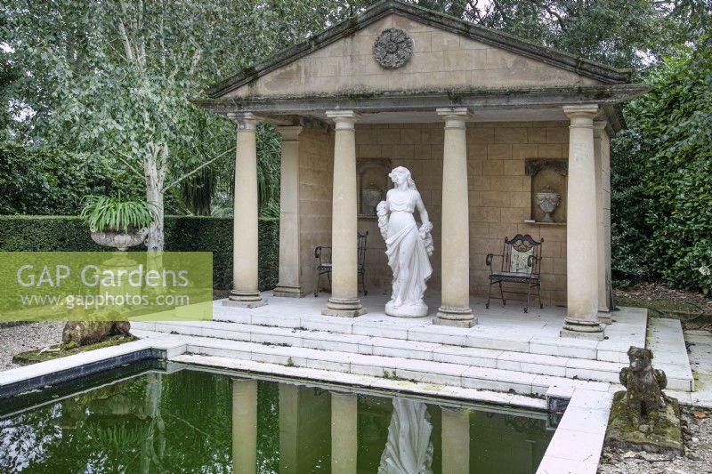 La maison d'été en pierre dans le jardin italien au Burrows Gardens, Derbyshire, en août