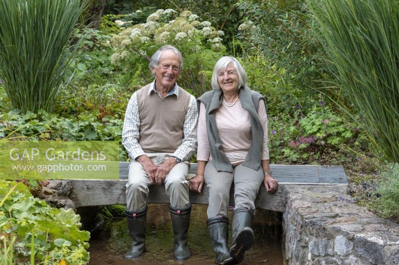 Neil et Pamela Millward dans le jardin de campagne qu'ils ont créé avec amour depuis 2002 dans une paisible vallée du Devon.