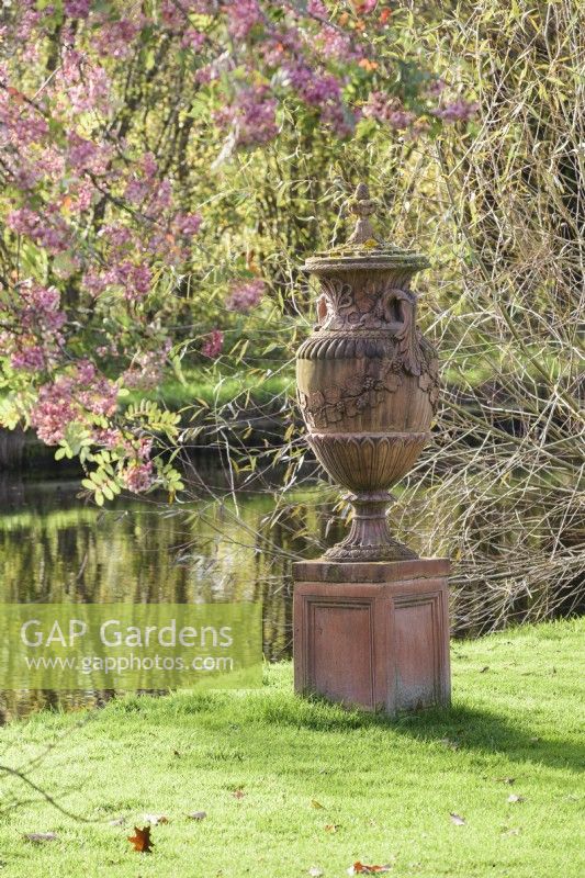Urne décorative en terre cuite à côté du canal dans le jardin de John Massey en octobre.