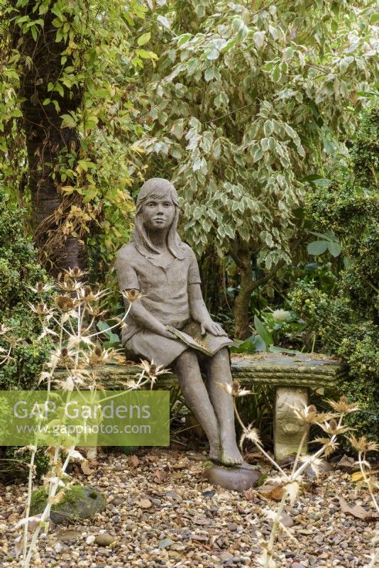 Sculpture de fille assise au jardin de John Massey en octobre.
