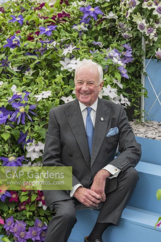 Raymond Evison, de Guernsey Clematis Nursery, au Chelsea Flower Show 2022 où l'exposition a remporté sa 32e médaille d'or.