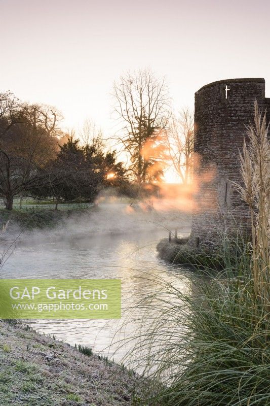 Le soleil du matin illumine la brume s'élevant des douves du palais épiscopal de Wells en janvier.