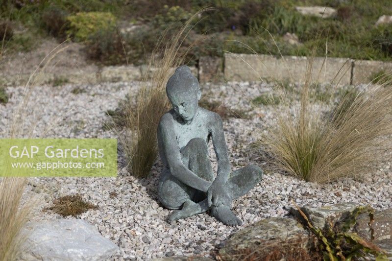 La sculpture de Marissa, en bronze de cuivre par Jenny Wynne Jones, était assise parmi les herbes et le gravier. Février.