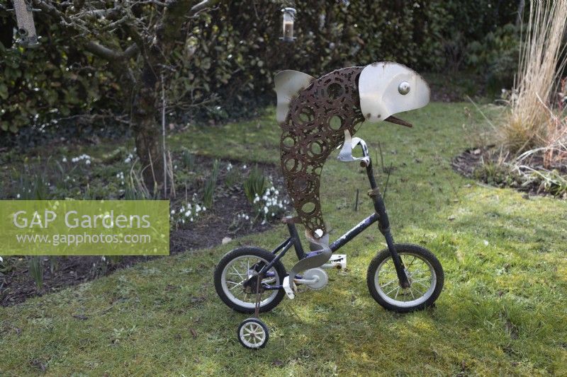 Pike on a Trike, une sculpture faite d'un vélo recyclé et de pièces assorties. réalisé par Darren Greenhow. Hiver.