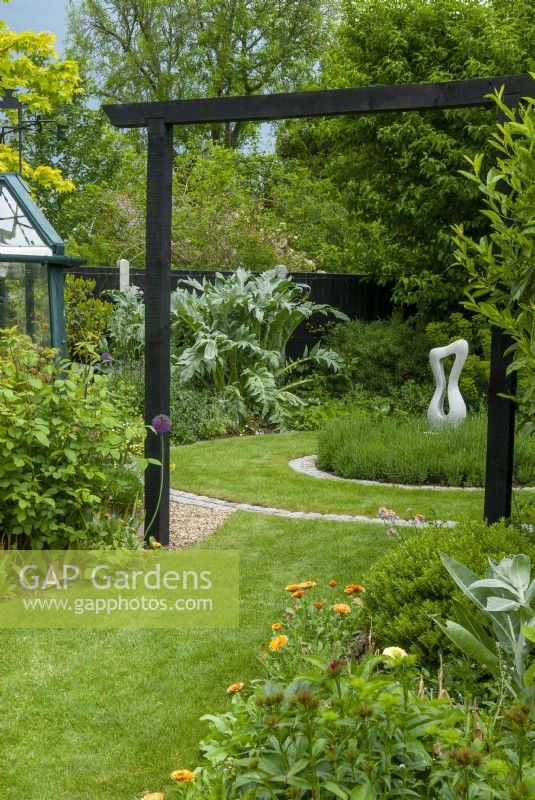 Caractéristiques structurelles du jardin - arche en bois menant à des parterres de fleurs circulaires contenant des cardons, des lavandes et des sculptures modernes - Journée des jardins ouverts, East Bergholt, Suffolk