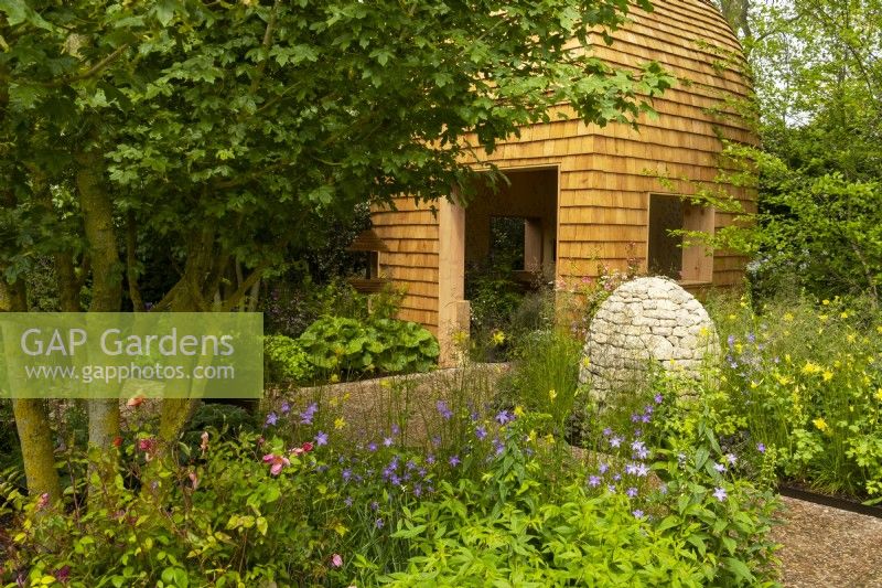 Horatio's Garden , un jardin d'exposition conçu par Charlotte Harris et Hugo Bugg avec une retraite boisée, des plantations herbacées et des zones accessibles aux personnes atteintes de lésions médullaires.