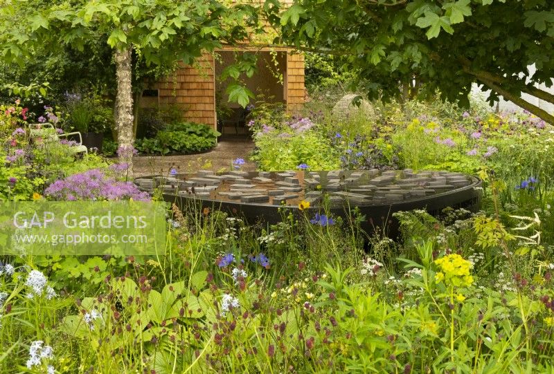 Horatio's Garden , un jardin d'exposition conçu par Charlotte Harris et Hugo Bugg comprenant une retraite boisée, une pièce d'eau, des arbres d'ombrage herbacés et des zones accessibles aux personnes touchées par des lésions médullaires.