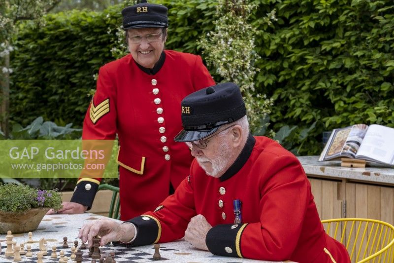 Chelsea retraité jouant aux échecs sur le London Square Community Garden, Designer : James Smith