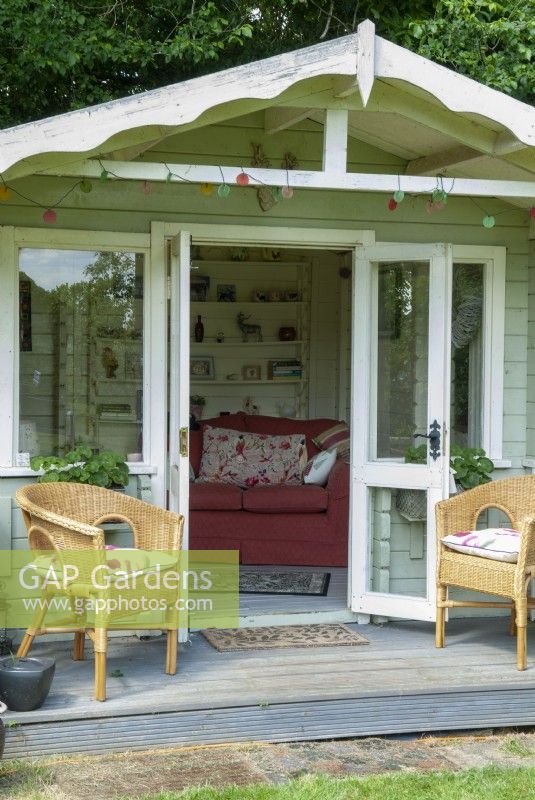 Pavillon avec véranda, deux chaises en rotin et des meubles et des étagères à l'intérieur - Open Gardens Day, Old Newton, Suffolk
