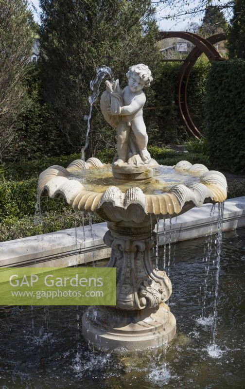 La fontaine classique et la piscine formelle du jardin blanc italien. Un Moorgate est en arrière-plan. Trago Mills montrent les jardins, Devon, Royaume-Uni. Peut. Printemps