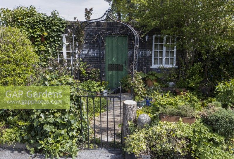 Jardin environnemental avec plantation de style naturel et articles réutilisés et réutilisés. Trago Mills montrent les jardins, Devon, Royaume-Uni. Peut. Printemps