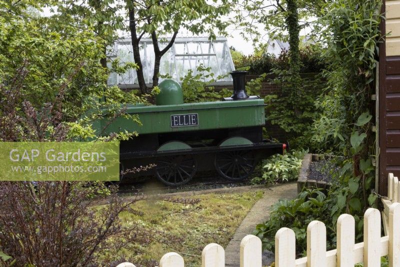 Le jardin des enfants du chemin de fer avec un train à vapeur et une voiture, une cabine de signalisation et un pont en dos d'âne. Recréé à partir du Hampton Court RHS Gold Medal Show Garden/Best in Show 1997. Trago Mills show gardens, Devon, UK. Peut. Printemps