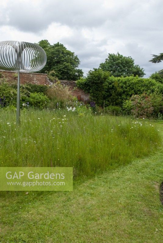 Chemin fauché autour de la faune de l'herbe dans un jardin clos avec caractéristique architecturale moderne - Hidden Gardens Day, Woodbridge, Suffolk