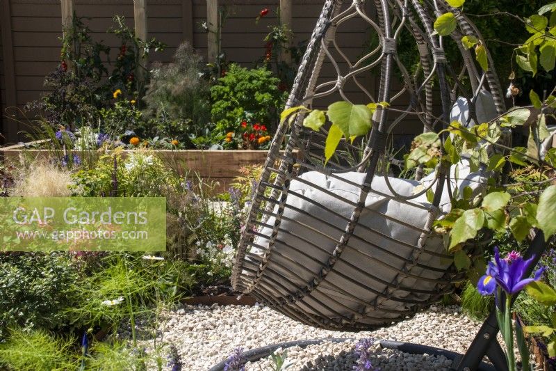 Balançoire en forme d'œuf avec coussins - The Chic Garden Getaway - BBC Gardeners' World Live 2023 - Designer : Katerina Kantalis
