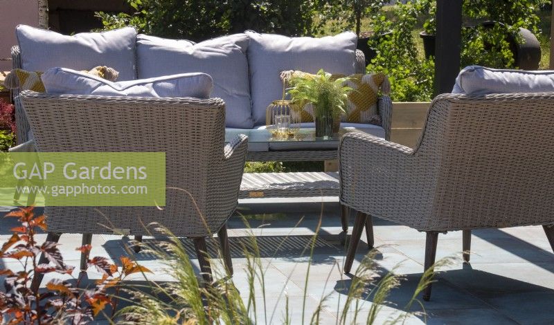 Salon de jardin en rotin avec coussins et table basse - The Chic Garden Getaway - BBC Gardeners' World Live 2023 - Designer : Katerina Kantalis