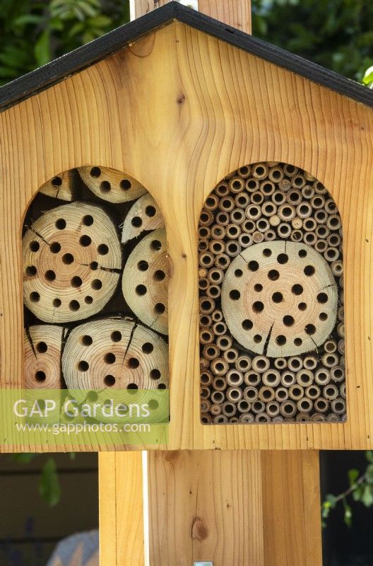 Boîte à insectes de jardin en bois montée sur poteau - The Chic Garden Getaway - BBC Gardeners' World Live 2023 - Designer : Katerina Kantalis