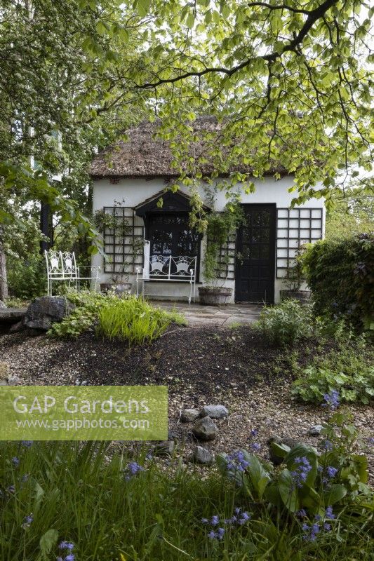 Jardin Devon Scene, avec un pub au toit de chaume sous licence, des plantations naturelles et des arbres. Trago Mills montrent les jardins, Devon, Royaume-Uni. Peut. Printemps
