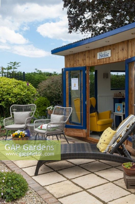Studio de jardin avec terrasse, chaises et transat - Journée des jardins ouverts, Tuddenham, Suffolk