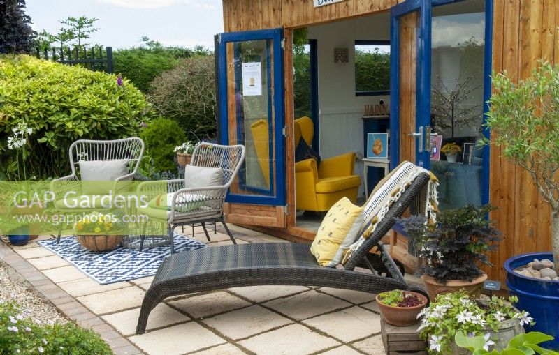 Studio de jardin avec terrasse, chaises et transat - Journée des jardins ouverts, Tuddenham, Suffolk
