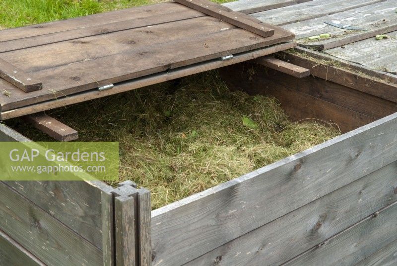 Bacs en bois avec couvercles pour compost - Journée jardins ouverts, Worlingworth, Suffolk