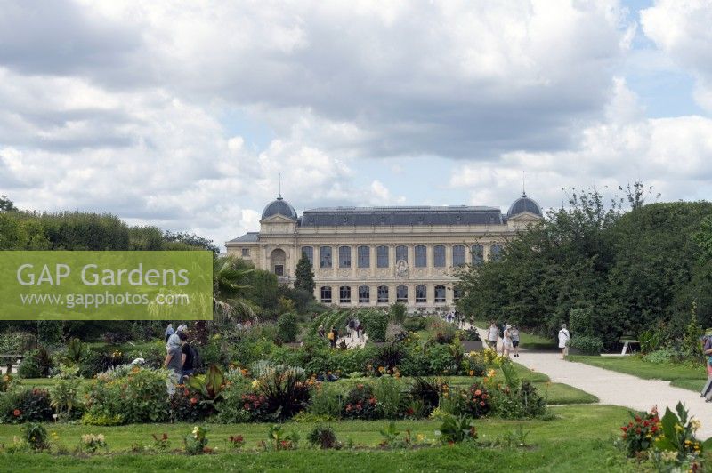 Paris France Jardin des Plantes jardinsJardins à la française avec Muséum national d'histoire naturelle, (Musée national d'histoire naturelle, MNHN) au-delà.