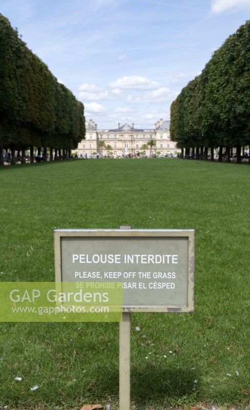 Paris FranceJardin du Luxembourg Panneau 'Pelouse interdit, veuillez ne pas toucher à l'herbe.'