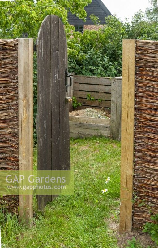 Coin de jardin protégé pour accueillir des baies de compost, des brouettes et d'autres équipements de jardin - Journée des jardins ouverts, Tuddenham, Suffolk