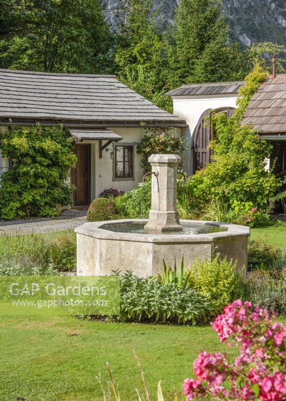 Fontaine dans le jardin, été août