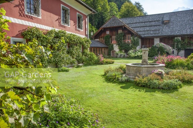 Fontaine dans le jardin, été août