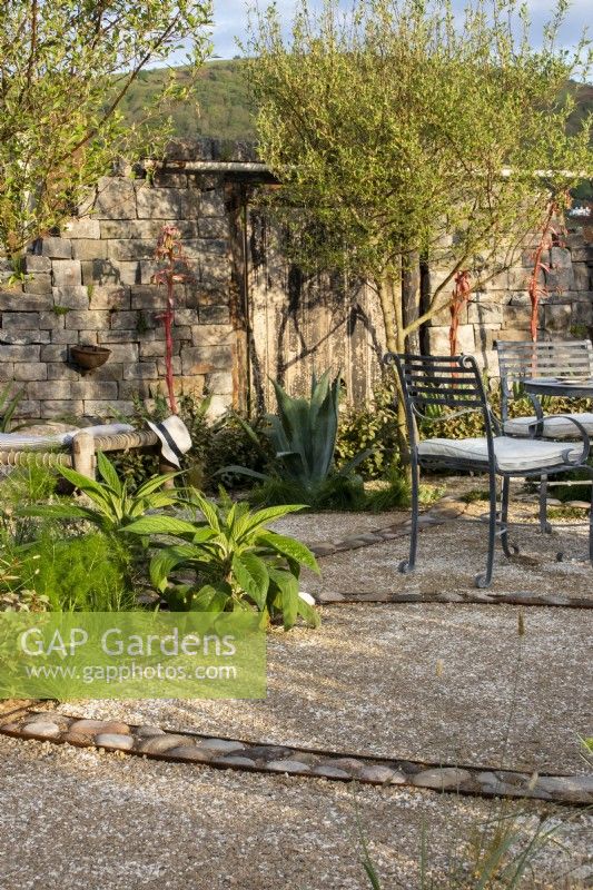 Chemin décoratif - RHS Malvern Spring Festival 2023 - The Home Away Garden - Designer Emily Crowley-Wroe