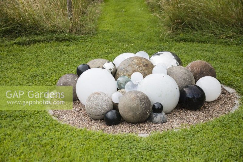 Sculpture 'A Load of Balls' de Robert Dalrymple dans le House Field. Août.