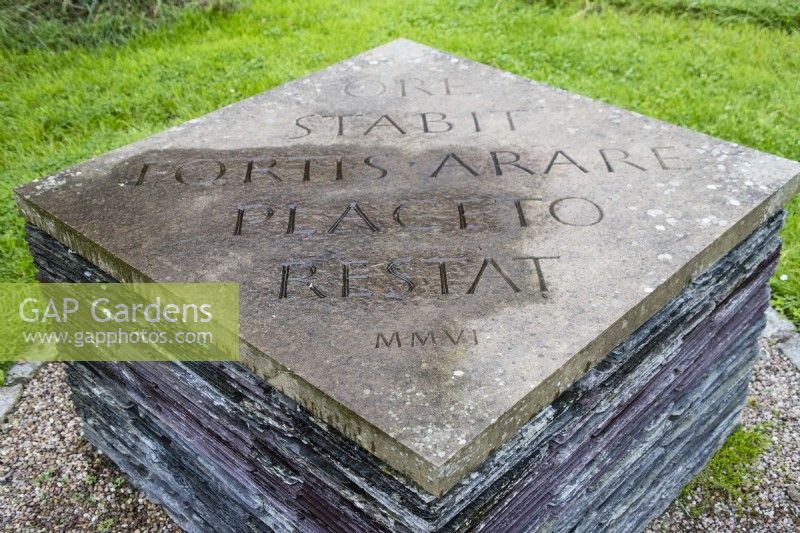 Inscription en pierre montée sur ardoises dans le Domaine de la Maison appelée 'Ore stabit'. C'est une blague car l'inscription n'est pas latine mais est destinée à être lue à haute voix en anglais. Août.