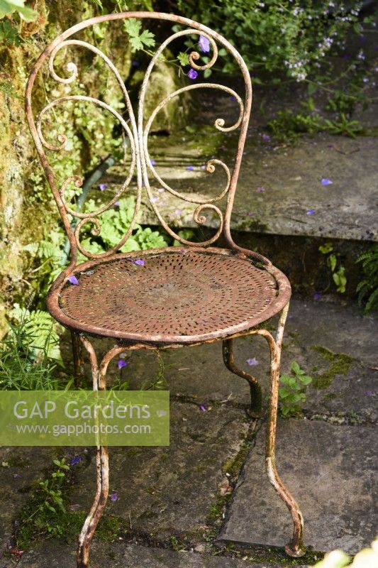 Chaise de jardin ancienne en métal