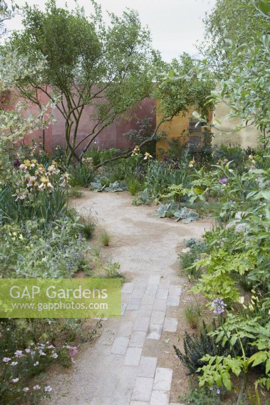 Le jardin des paysages nourrissants. Créatrice : Sarah Price. Un jardin utilisant des matériaux bas carbone. Exposition florale de Chelsea. Médaille d'or.