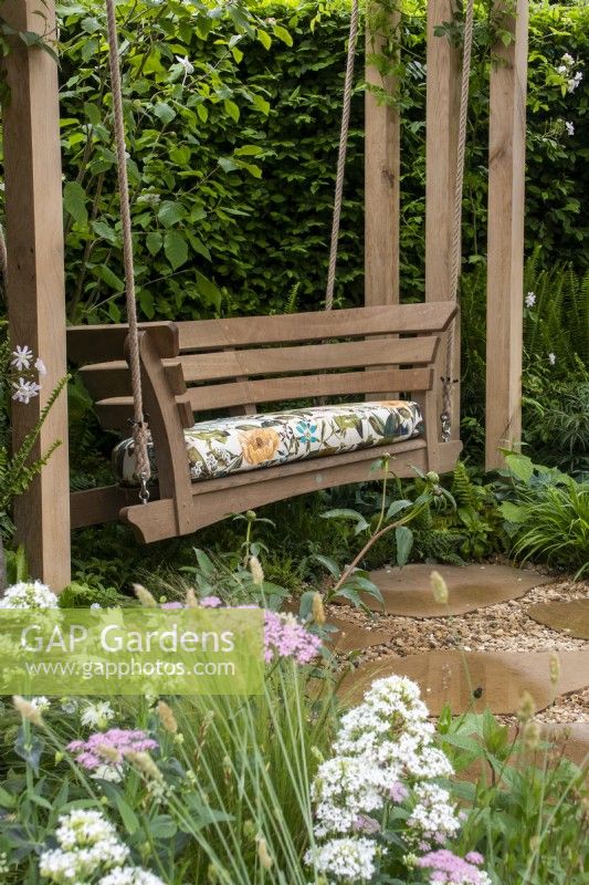 Une balançoire entourée de plantations sur le jardin communautaire de London Square - Sanctuary Gardens - Designer James Smith - RHS Chelsea Flower Show 2023