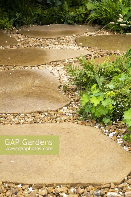 Un chemin naturel en pavage et en gravier sur le jardin communautaire de London Square - Sanctuary Gardens - Designer James Smith - RHS Chelsea Flower Show 2023