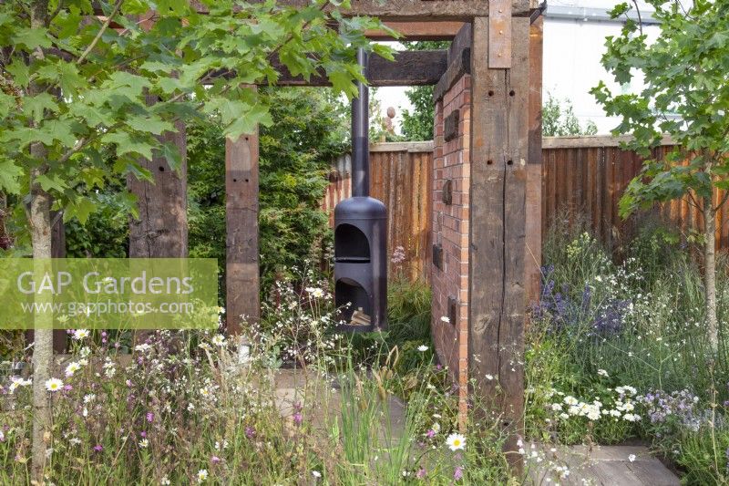 Pergola fabriquée à partir de matières premières recyclées dans le jardin « Inspiration in the Raw » au BBC Gardener's World Live 2018