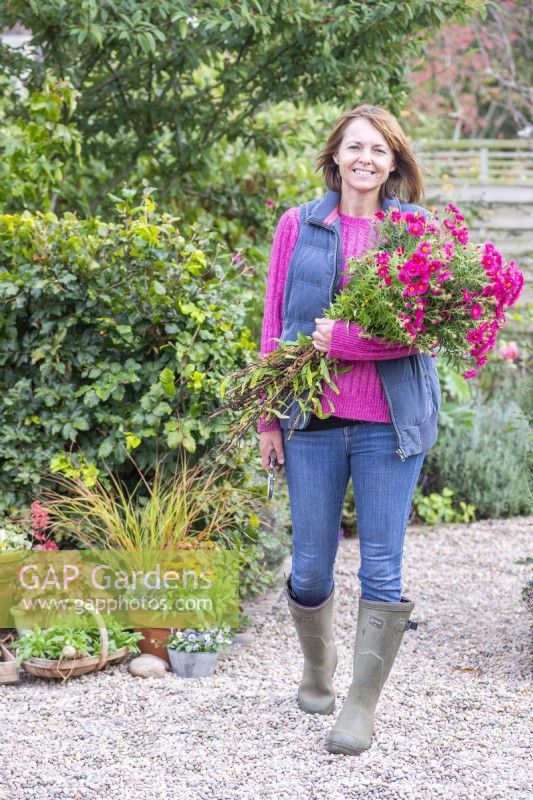 Femme portant un bouquet d'Asters